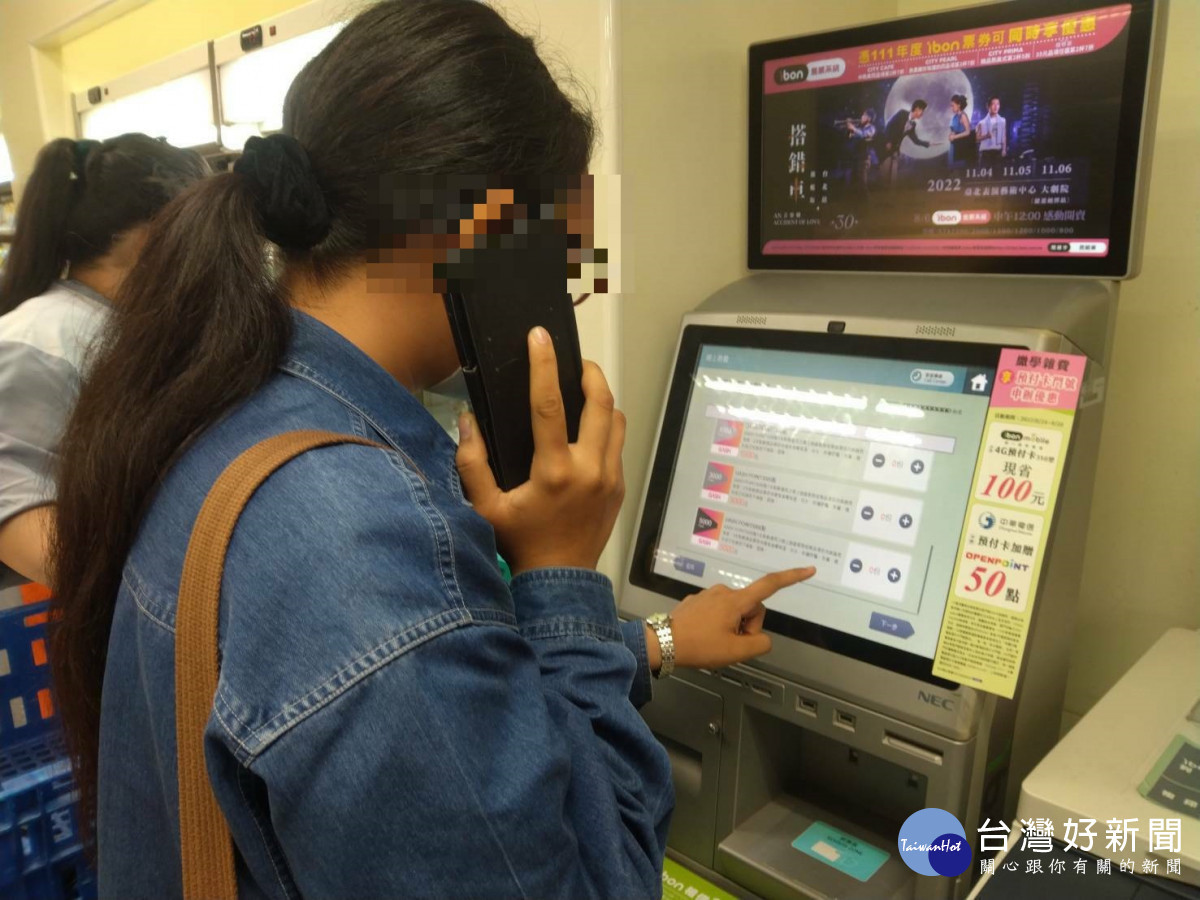 台中東勢警方巡邏發現許姓民眾在超商內持行動電話神情緊張操作IBON機台購買遊戲點數。