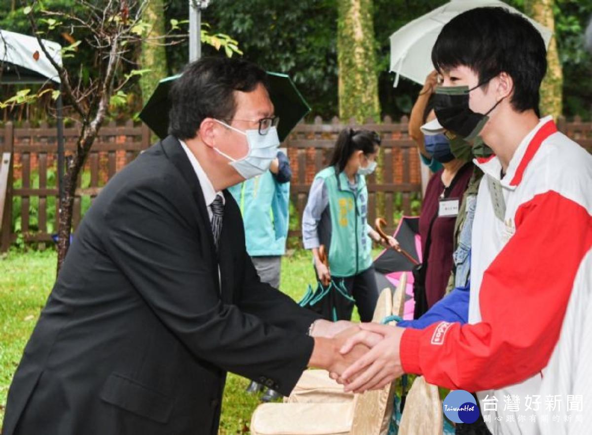 市長與烈士遺屬互動。