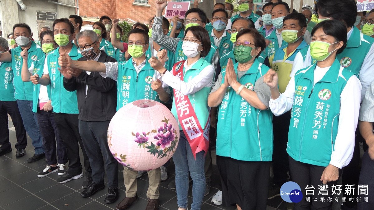 黃秀芳騎單車登記參選，主張勇敢辦理台灣燈會。圖／記者鄧富珍攝