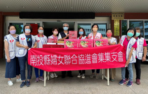 集集鎮婦女聯合協進會中秋節前夕 慰勞集集分局警察同仁。