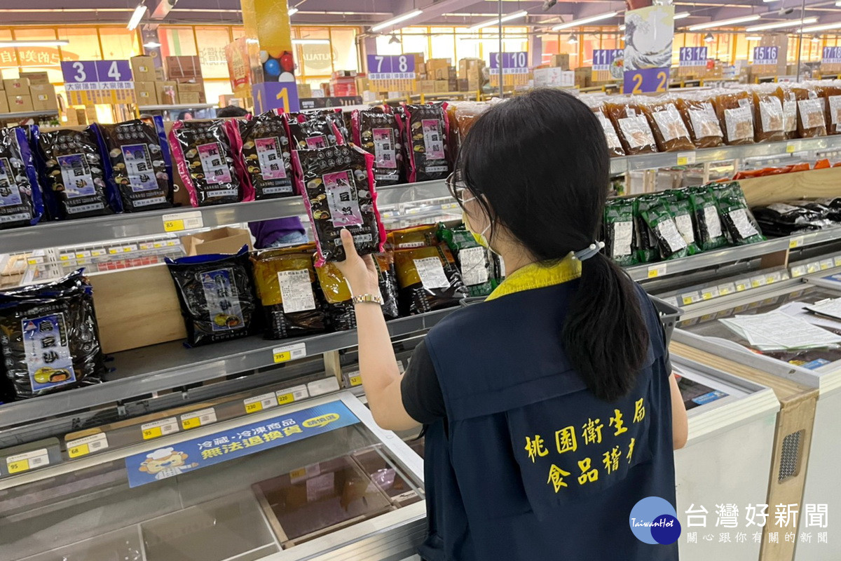 桃園市政府衛生局稽查人員針對中秋節應景食品相關器具進行抽驗。