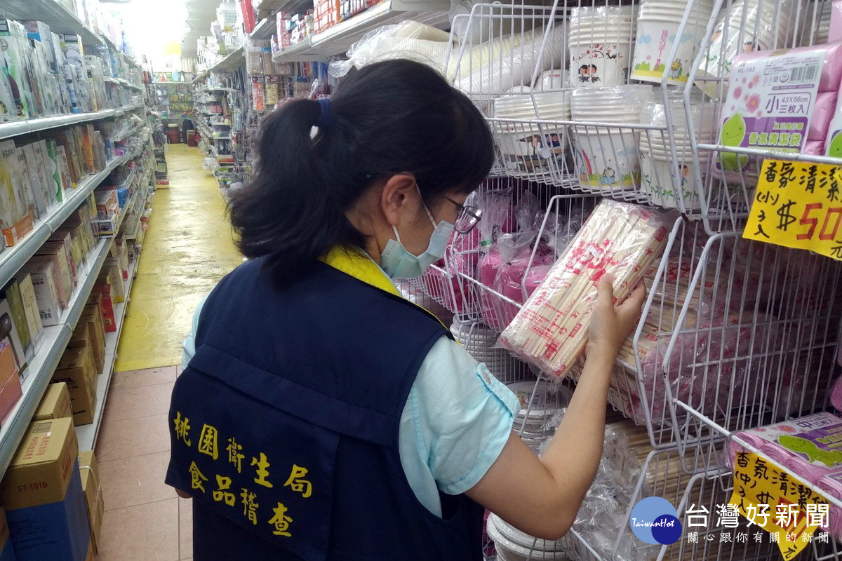 桃園市政府衛生局稽查人員針對中秋節應景食品相關器具進行抽驗。