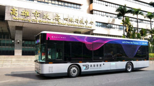 ▲市が目指す2030年バス全面電動化に向け、鴻華先進科技が同社初の電動バス「モデルT」を高雄客運に納入。

▲配合高市府2030市區公車電動化，鴻華先進科技交付首輛電動巴士Model T給高雄客運。（圖／記者 許高祥 翻攝）