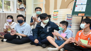 ▲陳其邁視察高中部雙語教學情形。（圖／記者 許高祥 翻攝）