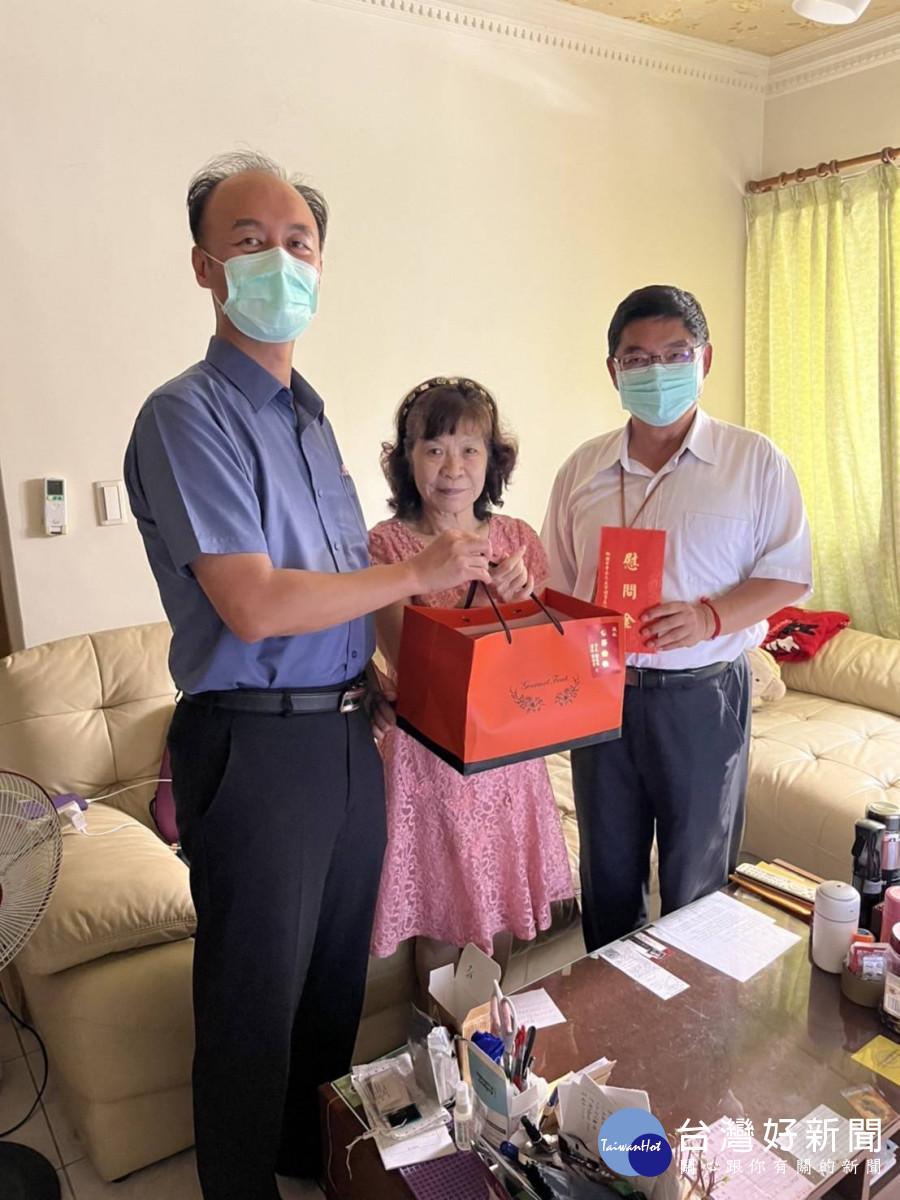 警察局長許錫榮率隊慰問因公殉職員警家屬。