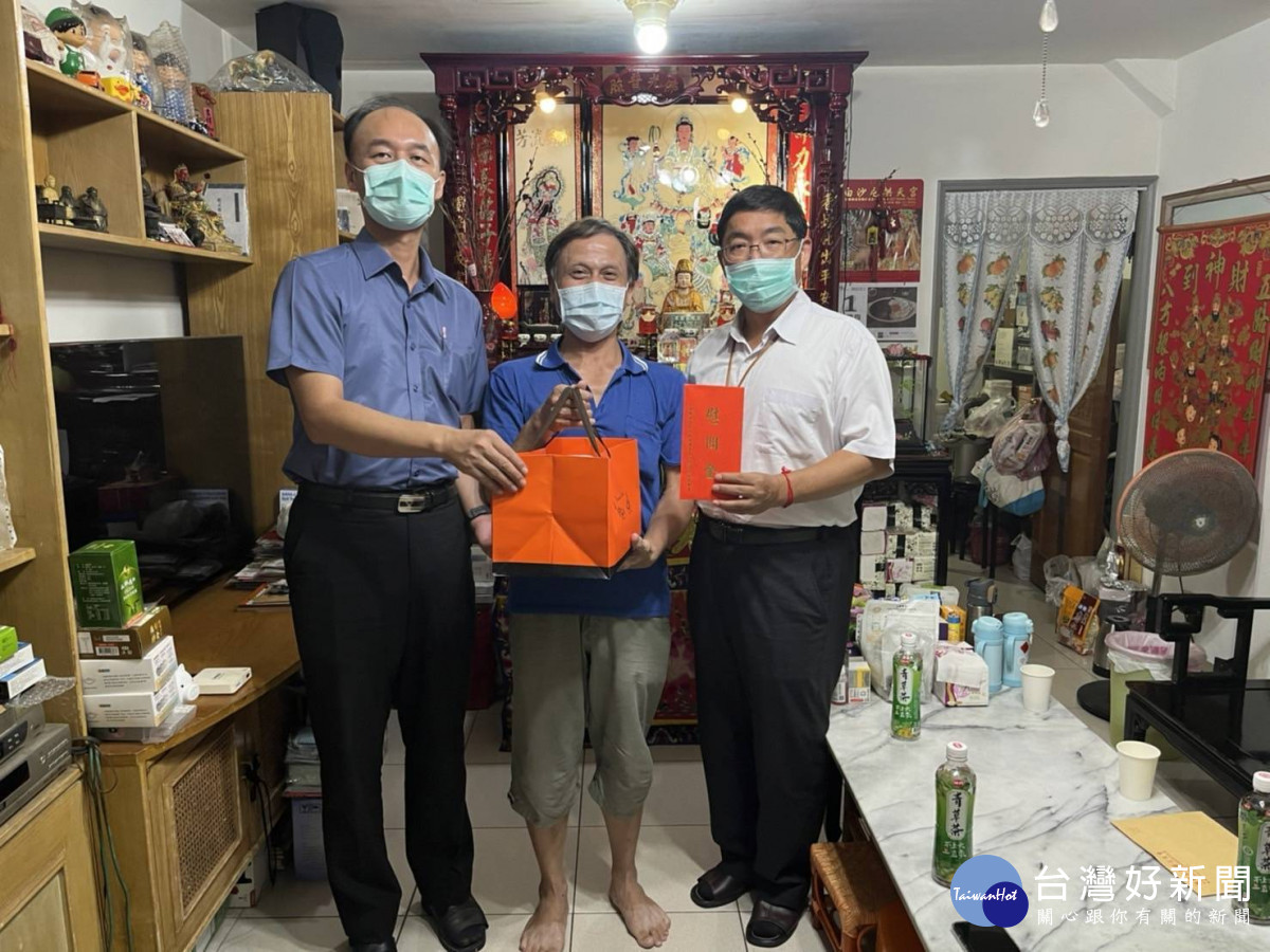 警察局長許錫榮率隊慰問因公殉職員警家屬。