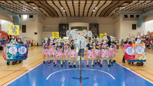 鶯歌區建國里利用回收紙箱製成象徵鶯歌的鶯歌鳥，搭配活潑的隊形，展現出熱情的環保精神而榮獲冠軍