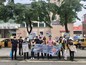 雲林縣斗六警分局與縣警局交通隊、刑警大隊，在斗六火車站前路口舉辦路口安全快閃宣導活動／警方提供
