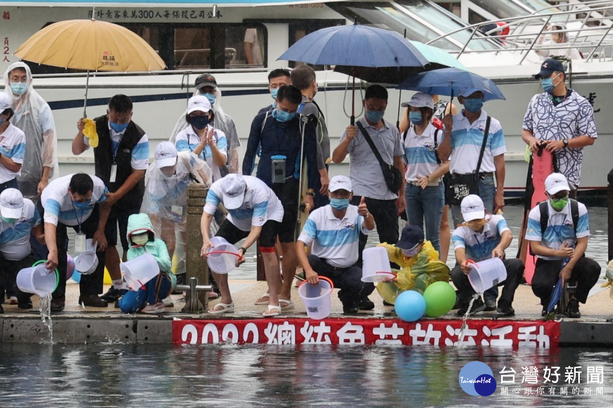 林明溱縣長、前總統馬英九、副縣長陳正昇等來賓，在明潭國小小朋友服務下，於水社碼頭放養1萬條總統魚(曲腰魚)魚苗。