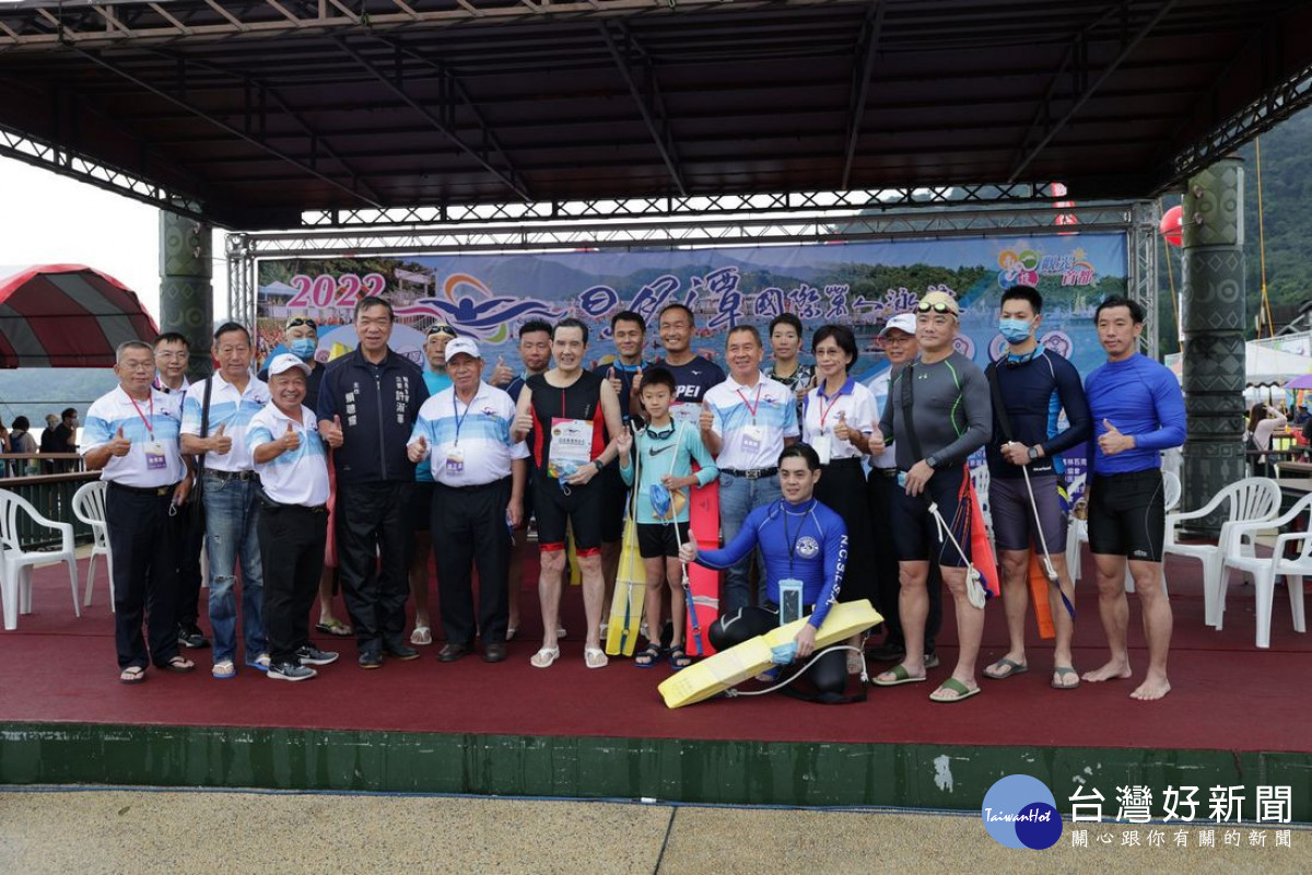 前總統馬英九以2小時50分的成績完成第9次泳渡日月潭的挑戰。