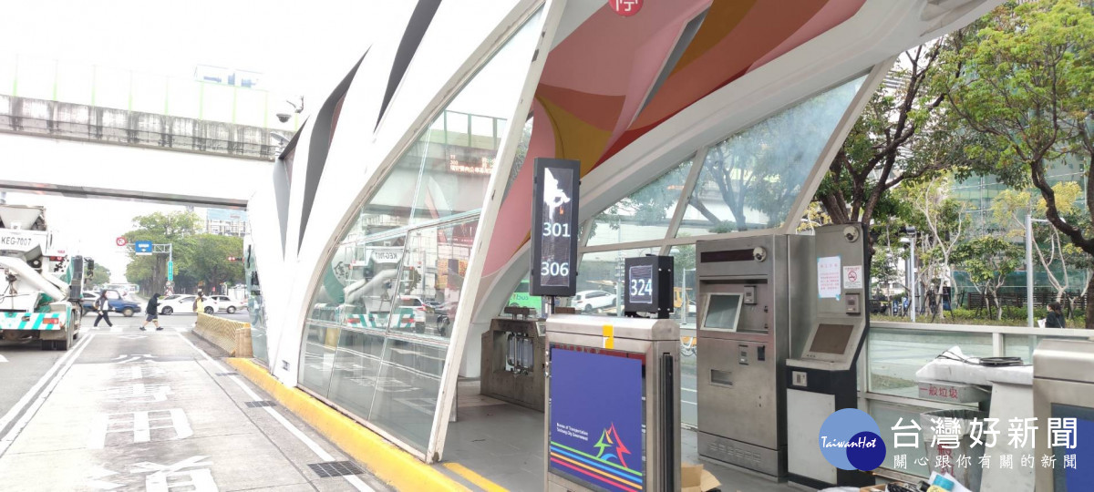 交通局在台灣大道公車專用道-乘客較密集的市府站等6站輪椅候車