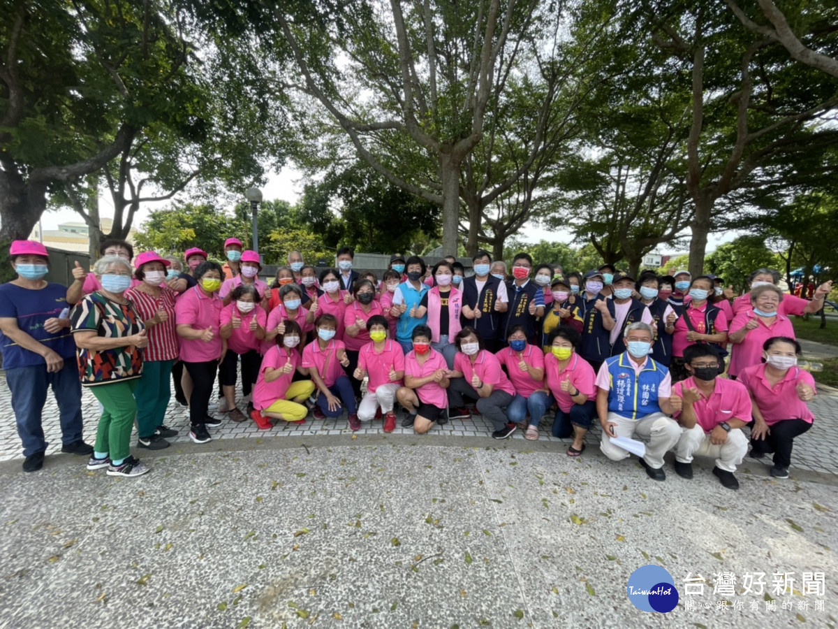 社區居民出席圳堵公園市民活動中心說明會，關心規劃情形。