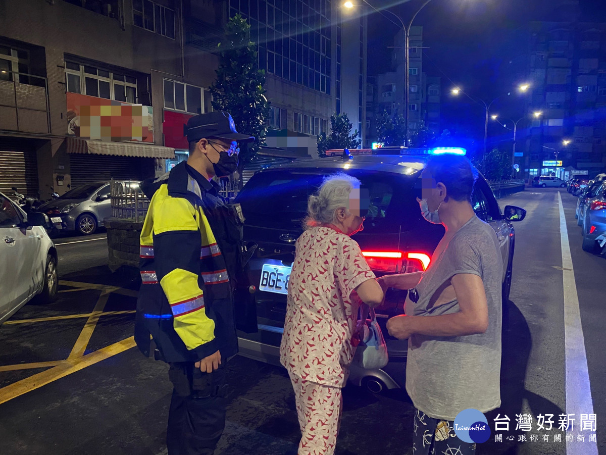 失智老婦人迷失街頭，楊梅警熱心協助返家。