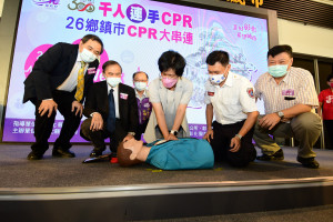 彰化26鄉鎮市CPR大串連，千人連線同時學習CPR，縣長王惠美現場做示範。圖／記者鄧富珍攝