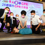 彰化26鄉鎮市CPR大串連，千人連線同時學習CPR，縣長王惠美現場做示範。圖／記者鄧富珍攝