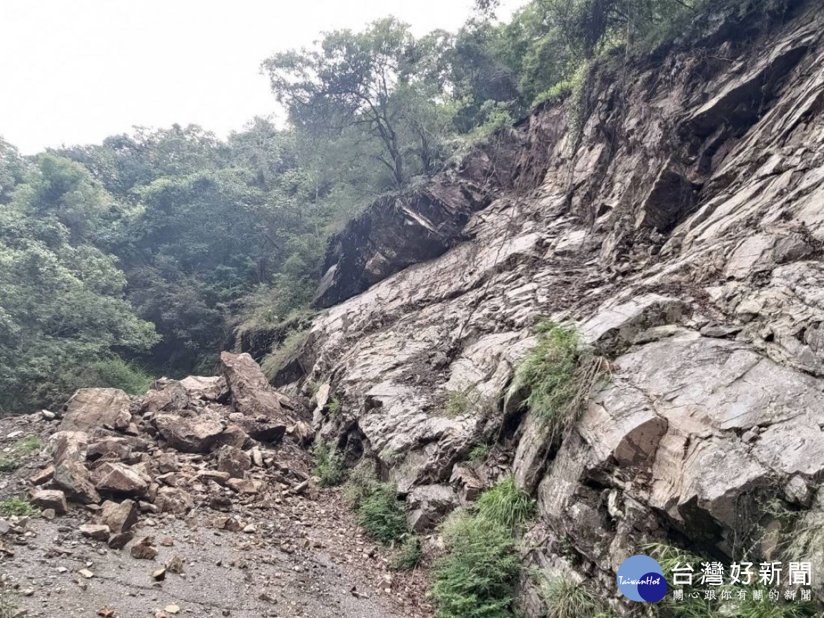 郡大林道沿路仍有多處崩塌土石，致救援車輛無法通行。