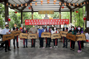 南投縣各界慶祝111年軍人節國軍、敬軍楷模表揚暨中秋節敬軍慰勞活動，在集集鎮鎮國寺隆重登場。
