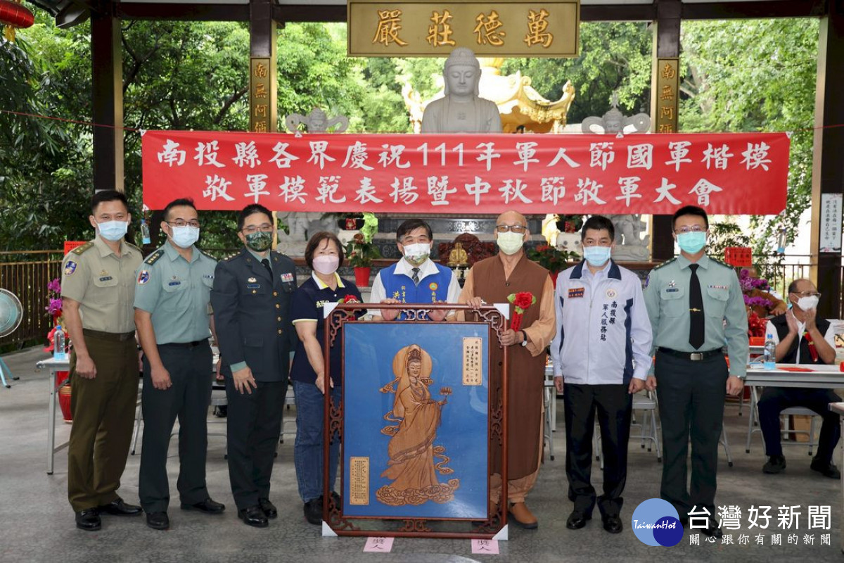 贈送觀音菩薩木雕像，給鎮國寺開山方丈廣心上人。
