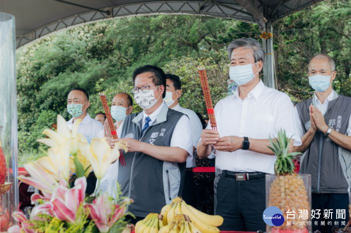 市長與來賓一同上香祈福，祈求工程順利。