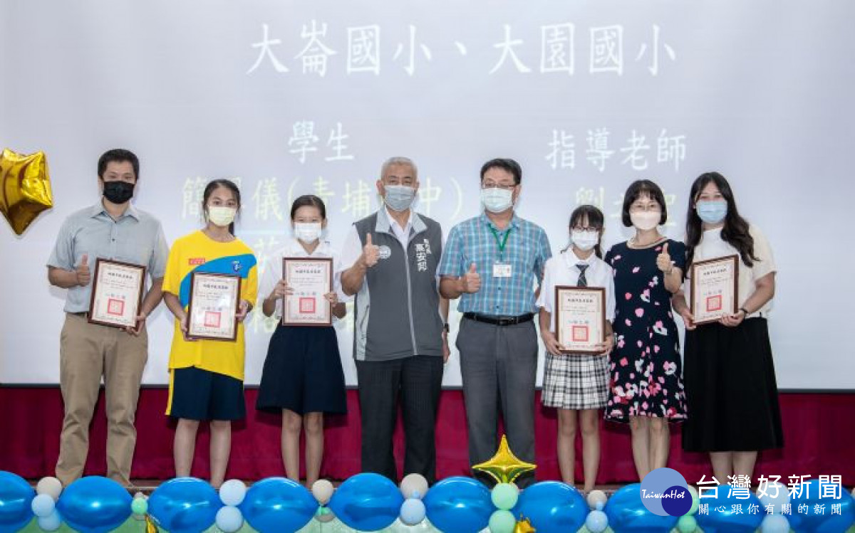 高副市長與獲得「2022世界機關王大賽」的同學合影留念。