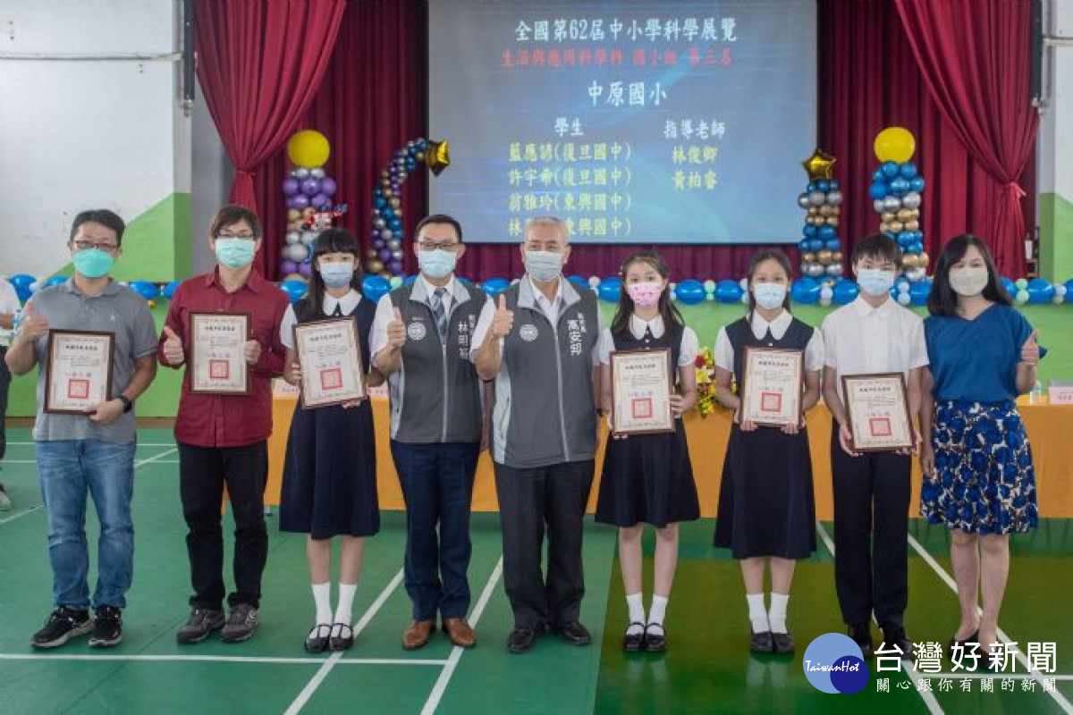 高副市長與得獎同學合影留念。