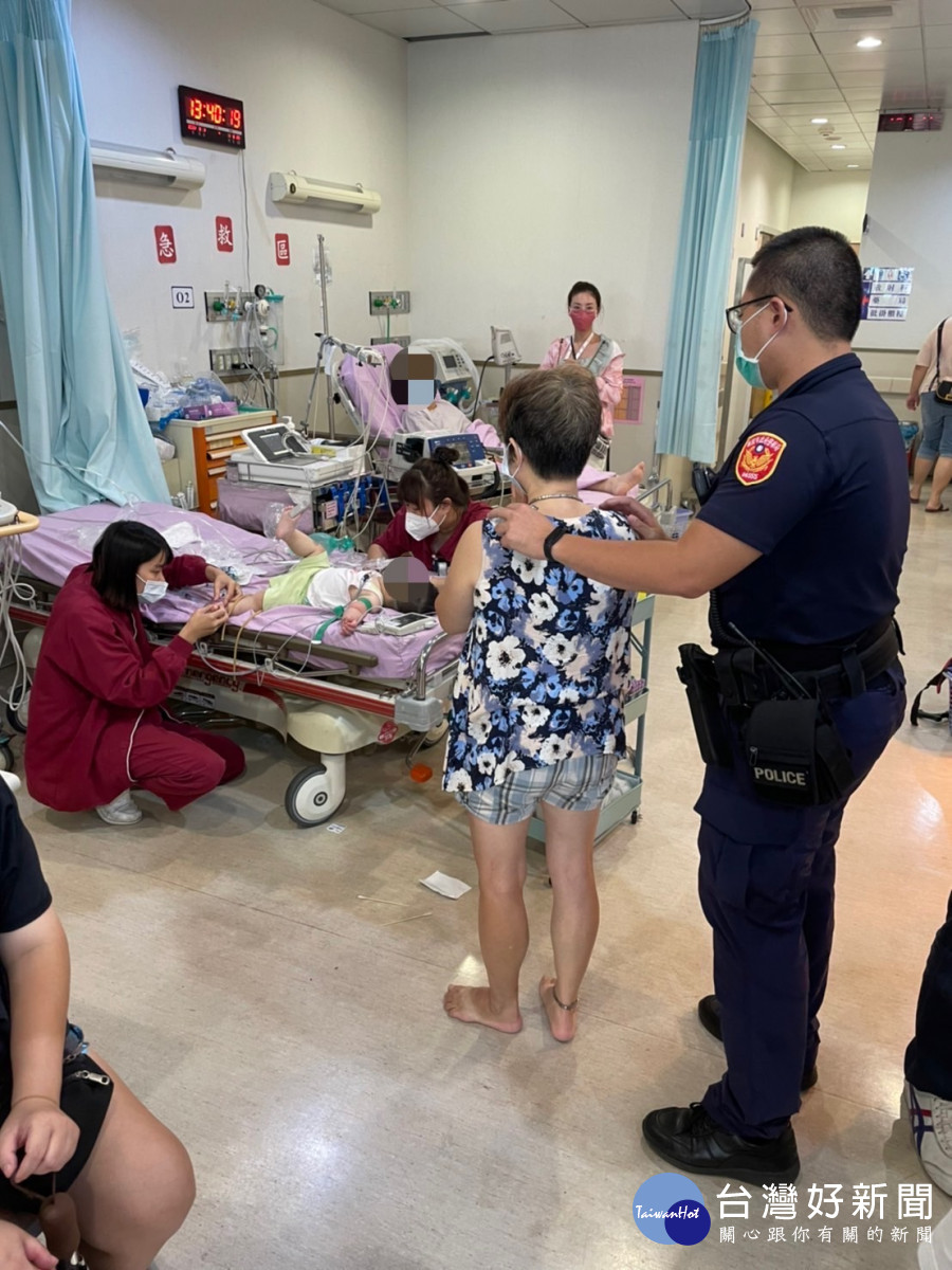 阿嬤赤腳抱著癱軟男嬰衝派出所，警火速送醫順利搶救幼小生命。<br />
<br />
