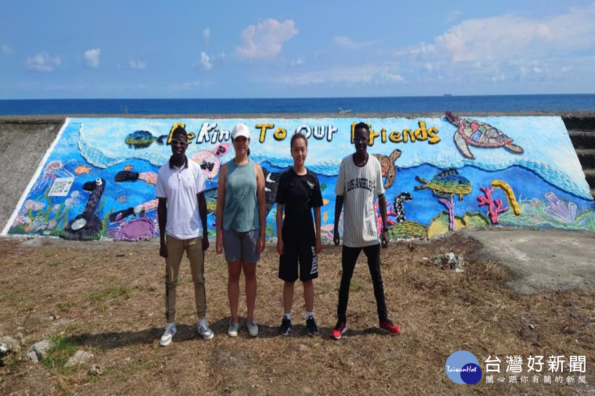 長榮大學國際隊打造海廢藝術牆　變身小琉球打卡新景點-指尖日報