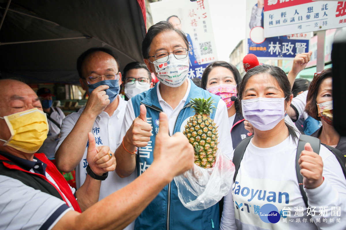 民眾送「旺來」祝福張善政及議員們高票當選