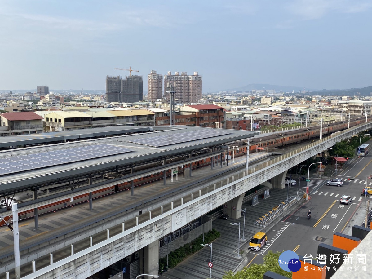 豐原轉運中心2樓商場窗外緊鄰台鐵豐原車站月台視野佳