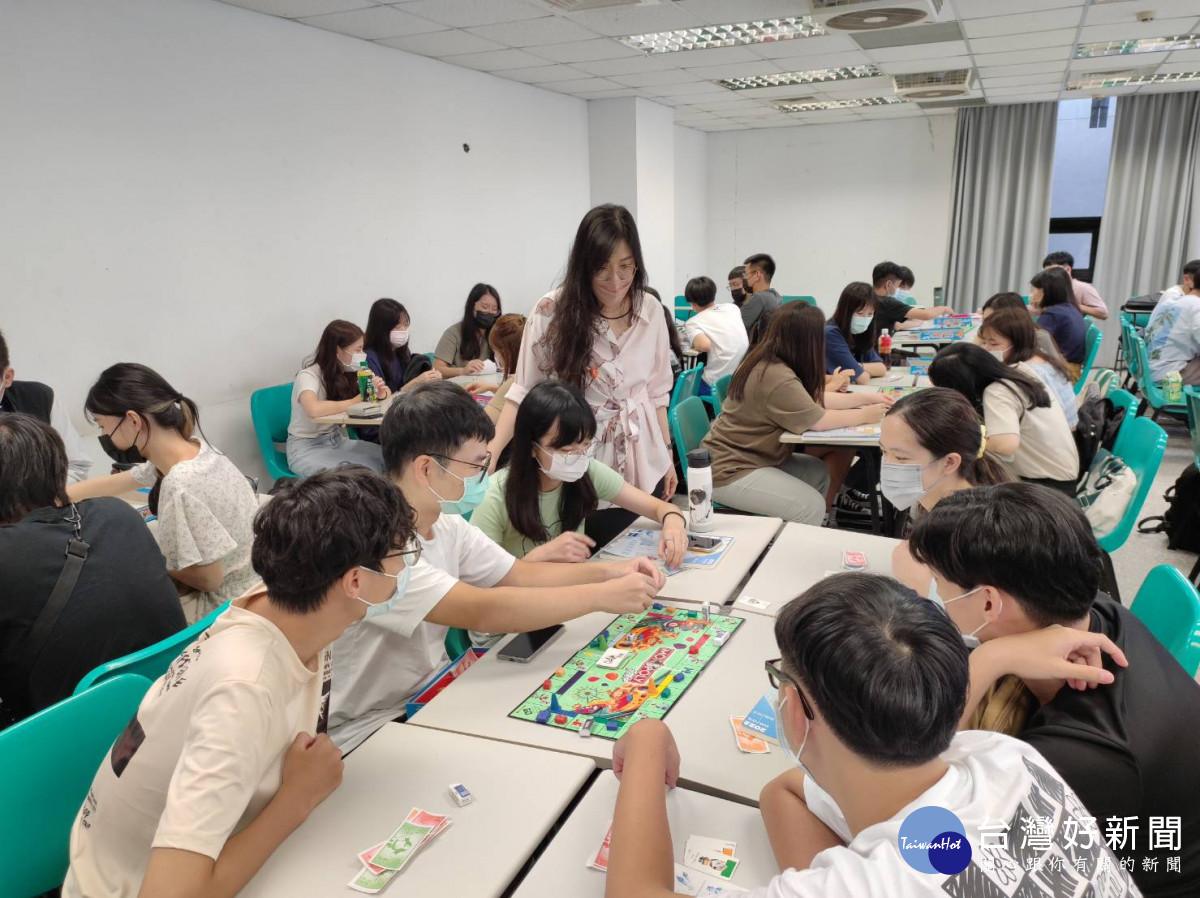 元智英語營安排桌遊課程讓同學以玩樂方式學英文
