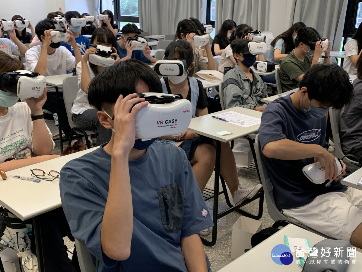 學生透過VR學英文