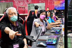 縣長王惠美參加「Senior Gamer銀色電玩手」始業式陪同長者一起打電動。圖／記者鄧富珍攝