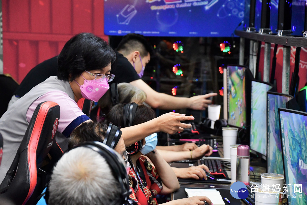 彰化長者打電動 手腦運轉、減緩老化「Senior Gamer銀色電玩手」始業式。圖／記者鄧富珍攝