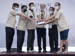 華梵大學林從一校長（右三）與其他一級主管點亮心燈