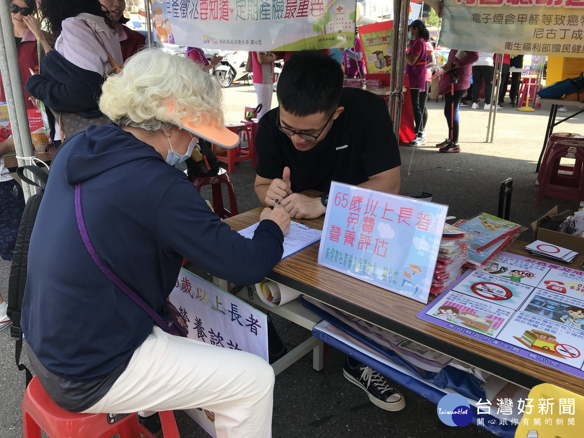 營養師為民眾提供諮詢。（縣府提供）