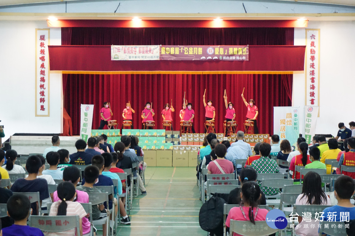 臺中郵局舉辦愛心月餅捐贈儀式，潭雅神社區大學帶來「和太鼓」表演。