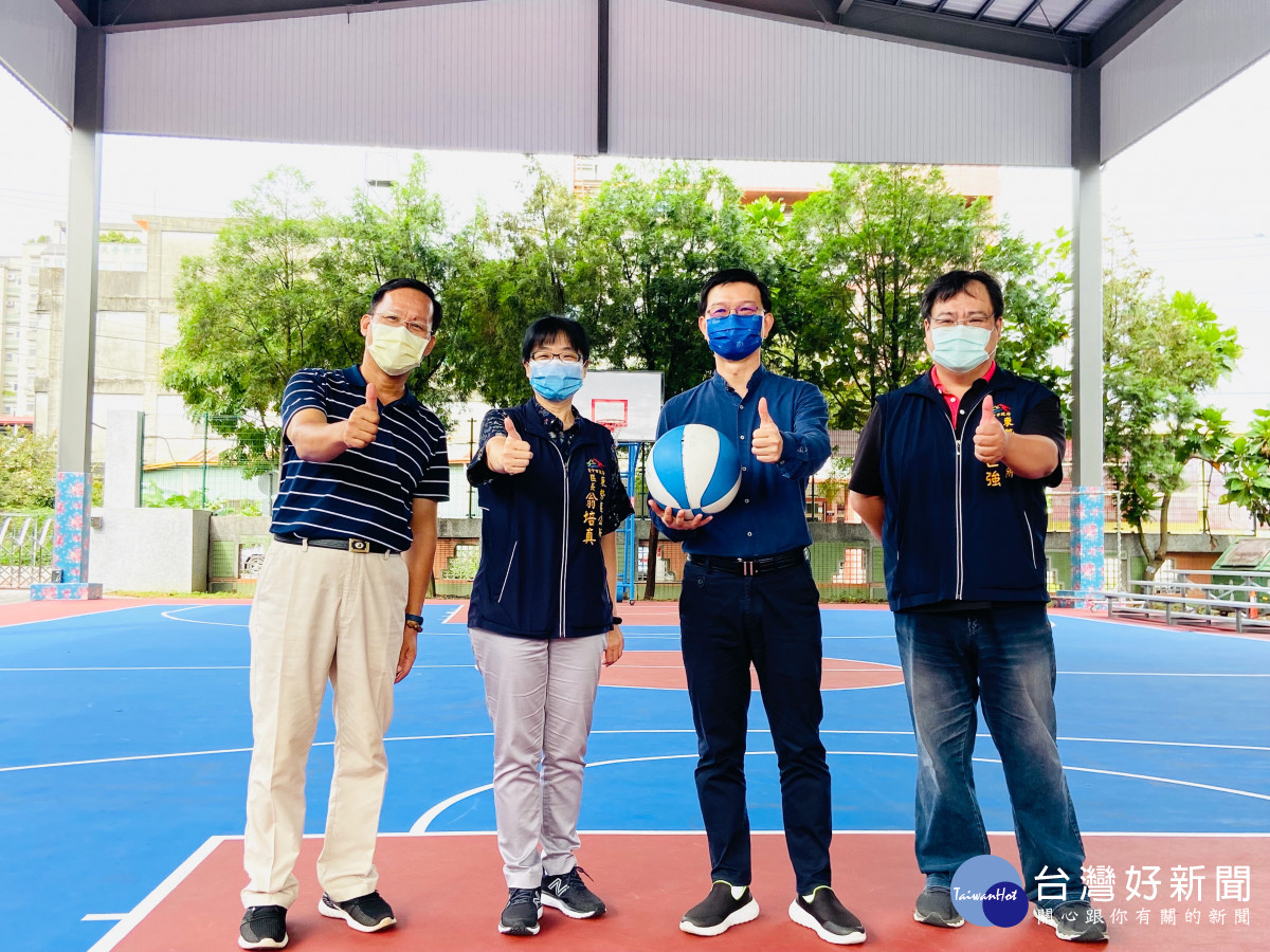 江主委與翁區長視察禾埕球場