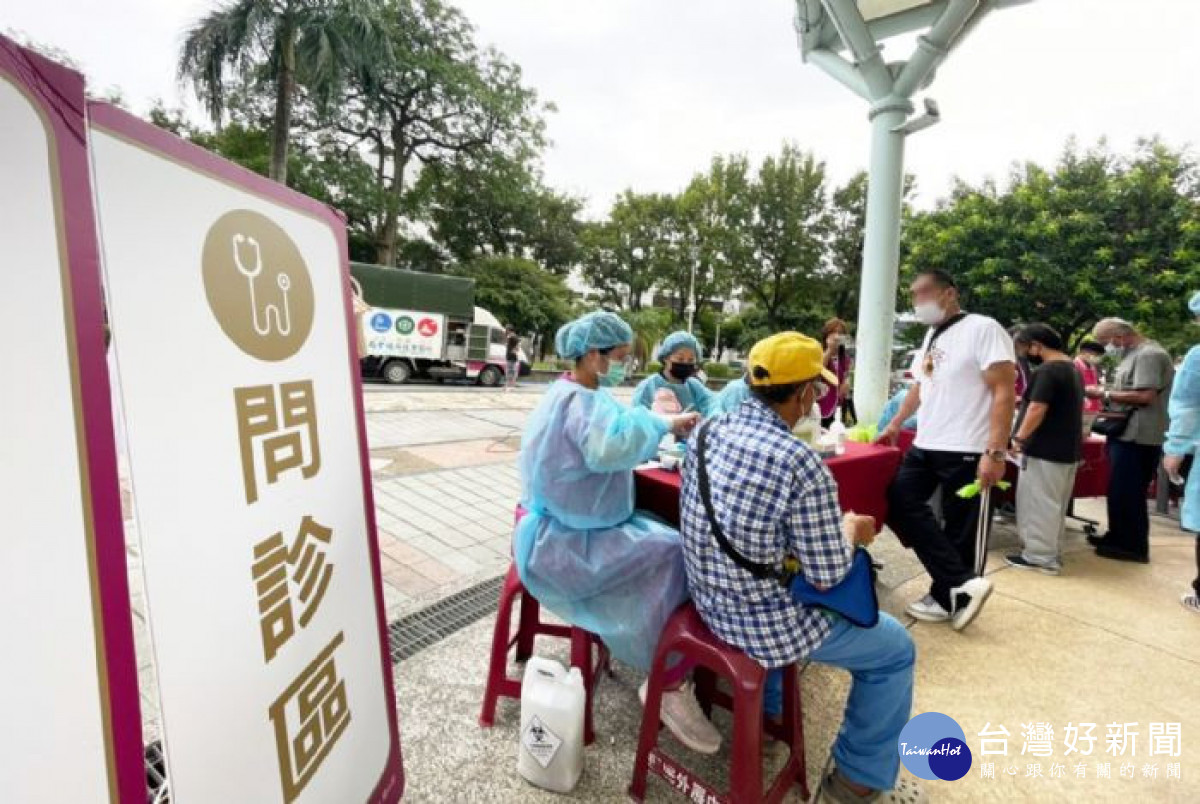 桃園市政府結合中美醫院、桃園市愛心義剪協會專業團隊與跨機關共同辦理月見時光關懷活動。