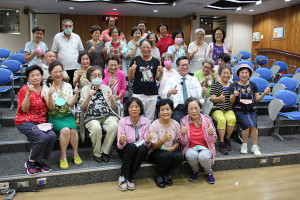 彰基院長陳穆寬教授（第二排右三）表示，彰基鼓勵銀髮族群藉由多元創新的學習，追求高齡健康、自主人生。圖／切膚之愛基金會提供