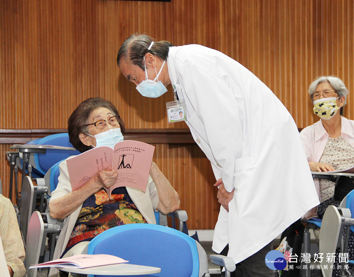 彰基副院長周志中醫師（中）的95歲母親周楊英女士（左），是松大最年長的學員。圖／切膚之愛基金會提供