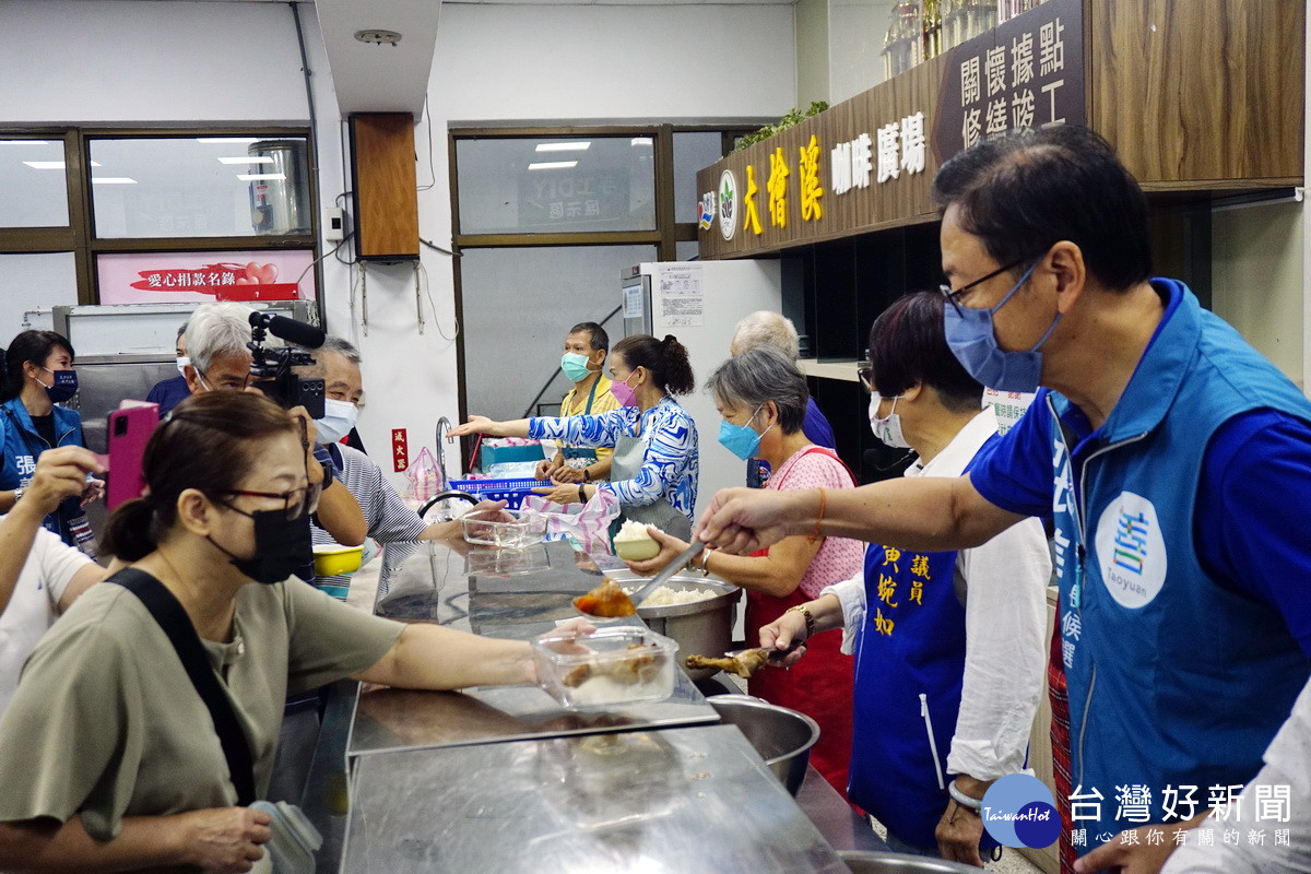 國民黨桃園市長候選人張善政在桃園區關懷據點-「大檜溪社區發展協會」為長者們「打便當」。