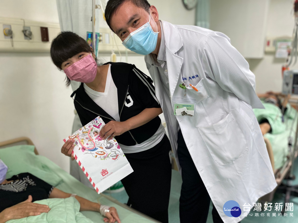 接受幹細胞移植成功的阿美在中秋節前夕到彰濱秀傳送月餅給吳敬炫醫師和癌症病人。圖／記者鄧富珍攝