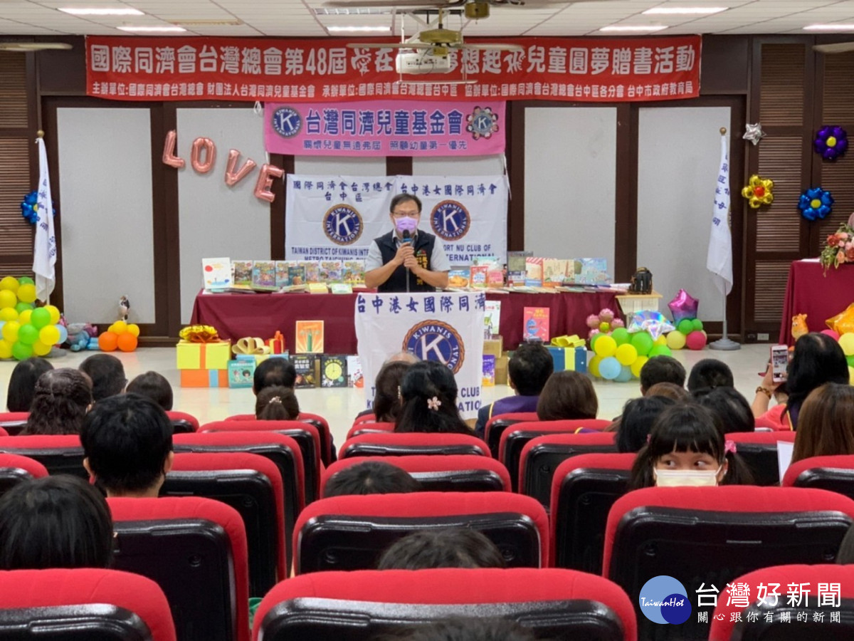 台中市政府教育局主任秘書郭明洲代表受贈。