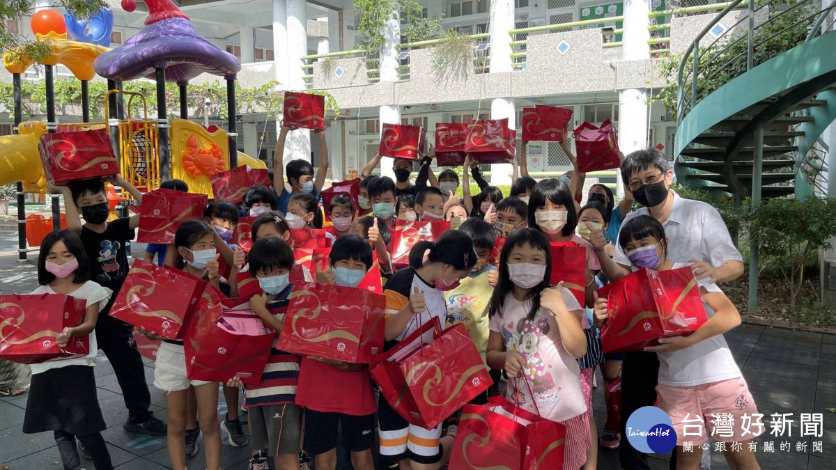 桃園市圓夢愛心關懷協會「每月一愛」再度出擊，為弱勢家庭獻愛心。