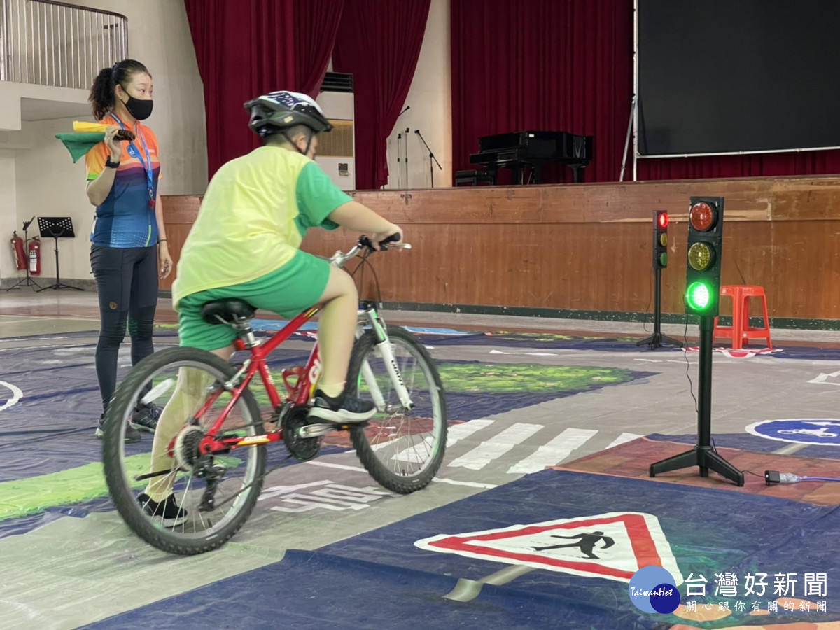 國小校園竟有「自行車駕訓班」　桂盟國際推廣單車騎行安全前進新民國小-指尖日報
