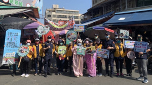 中秋佳節前夕，斗六警與嫦娥玉兔組團踩街宣導/李光揚翻攝