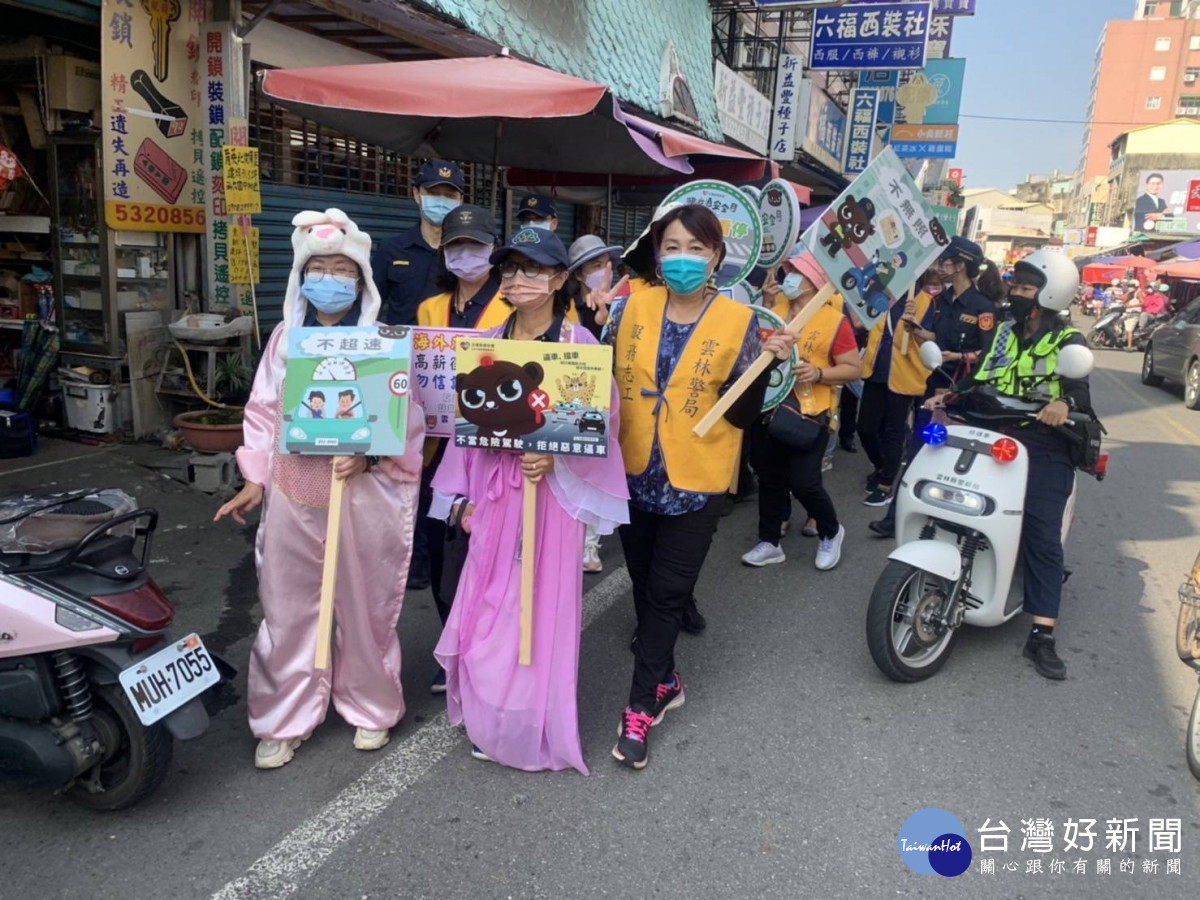 警察同仁及志工一同在斗六西市場進行踩街宣導活動，並由志工扮成嫦娥及玉兔，吸引民眾目光/李光揚翻攝