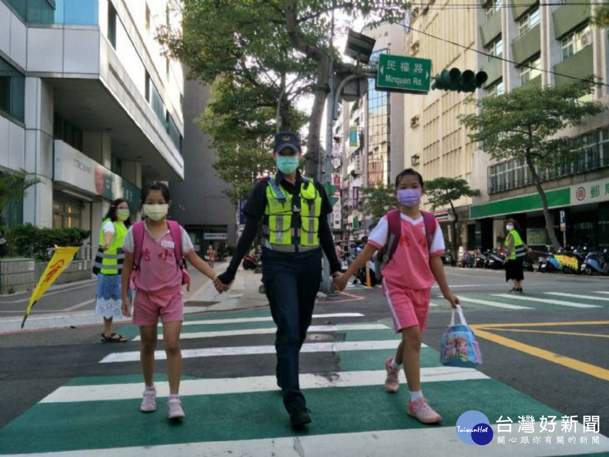 桃園市政府警察局辦理「路口安全-中秋團圓」交通安全宣導活動。<br />
<br />
