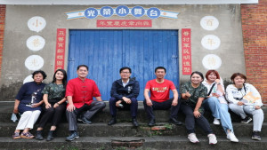 ▲陳其邁在高市高縣眷村文化發展協會榮譽理事長劉德林(左3)帶領下，前往解眷村文化與各項美食起源。（圖／記者 許高祥 翻攝）