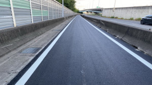 ▲中山高兩側機慢車道將標線抗滑係數由原先的45提升至65。（圖／記者 許高祥 翻攝）